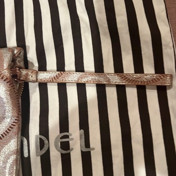 Henri Bendel ,  wristlet/clutch... Rare…Beautiful pattern designed. New - Picture 12 of 16